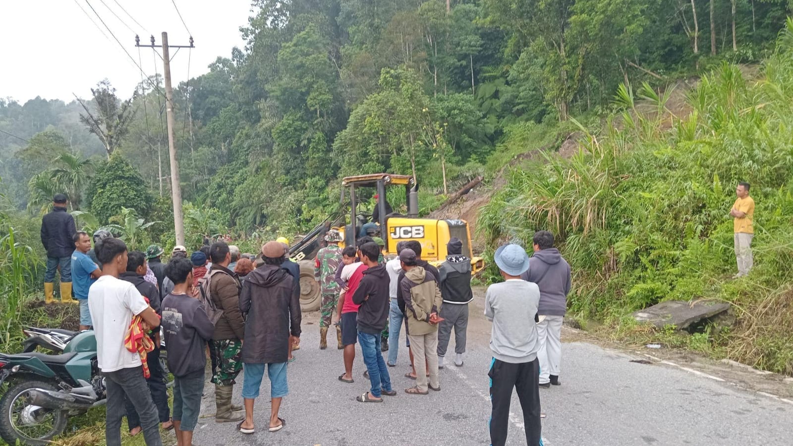 LONGSOR: Warga melihat tanah longsor usai diguncang gempa Bumi berkekuatan 5,5 Magnitudo mengguncang beberapa Kecamatan di Kabupaten Tapanuli Utara, Selasa (18/3/2025). Foto: ISTIMEWA/SUMUT POS