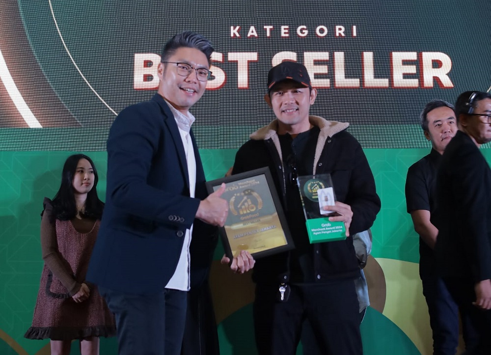 Richard Aditya, Director of West Indonesia, Grab Indonesia saat menyerahkan plakat penghargaan kepada Ram Halibrana Nainggolan, General Manager dari Ayam Penyet Jakarta.