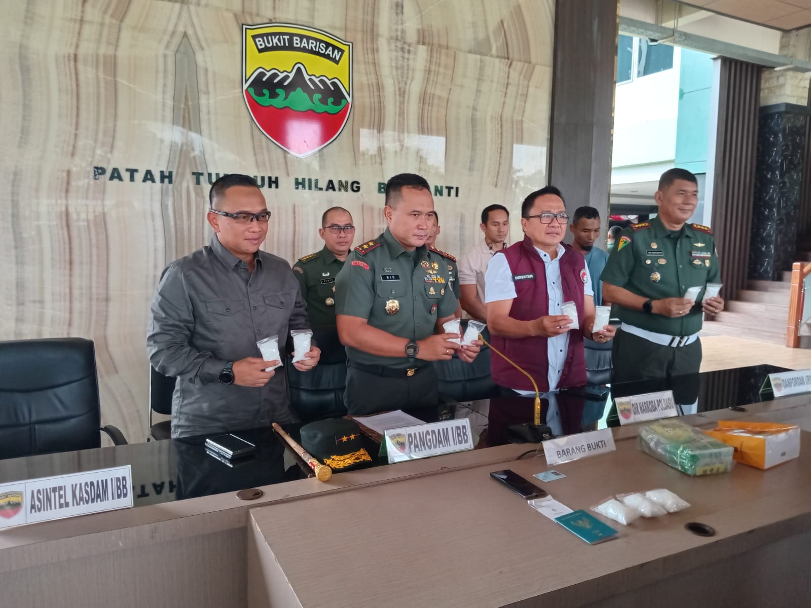 KONFERENSI PERS: Pangdam I/BB Mayjen TNI Rio Firdianto saat konferensi pers, di Makodam I/BB Rabu (19/3). Sumut Pos/Dokumen Pribadi