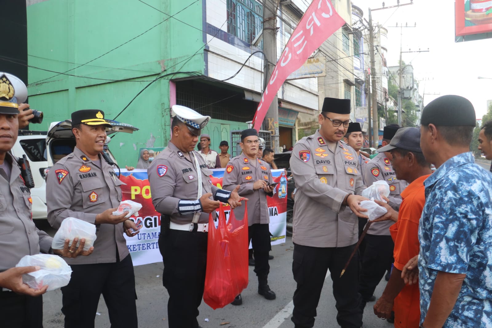 BERBAGI: Kapolres Langkat, AKBP David Triyo Prasojoberbagi takjil kepada masyarakat. SAHRUL/SUMUT POS
