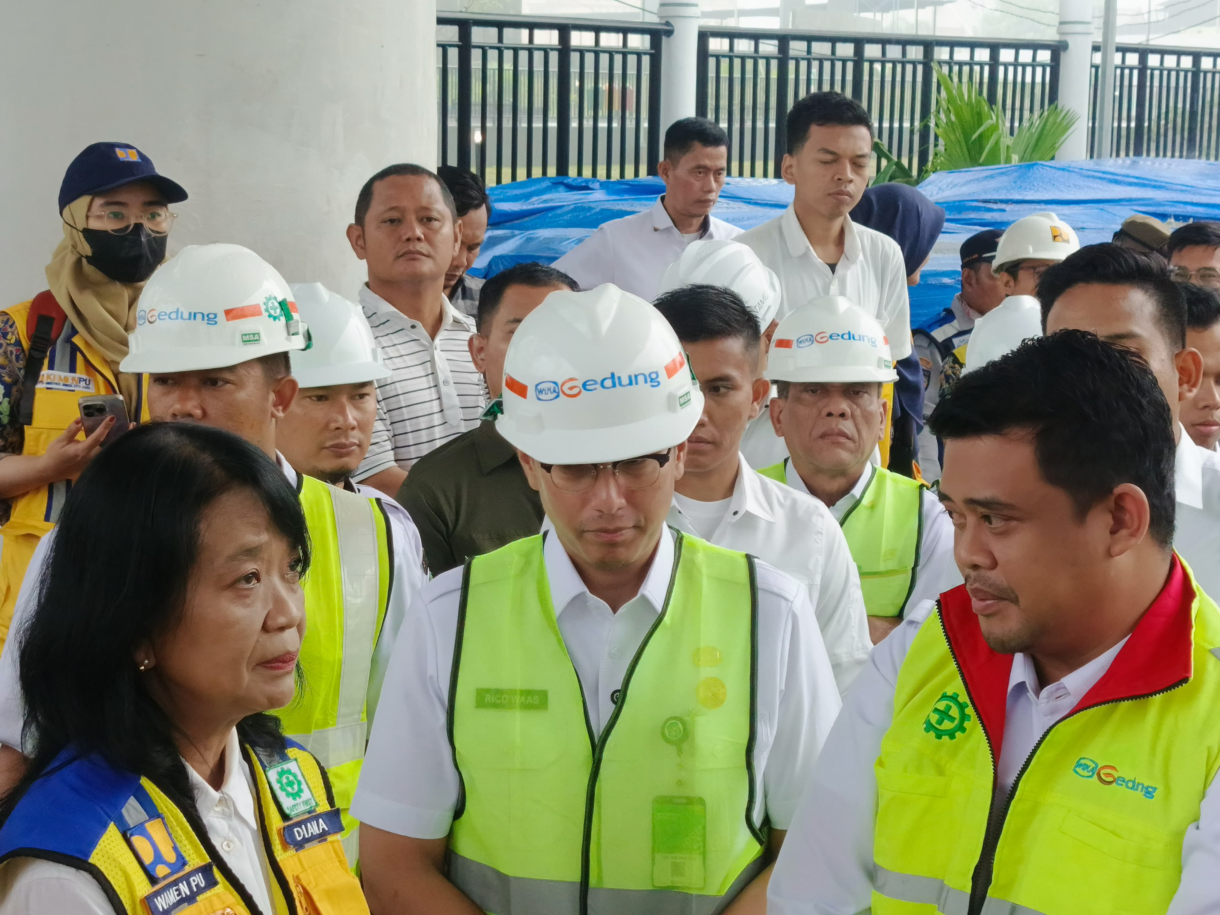 TINJAU: Wakil Menteri (Wamen) Pekerjaan Umum,  Diana Kusumastuti say melakukan peninjauan pembangunan Stadion Teladan. FOTO: IKHSAN/SUMUT POS