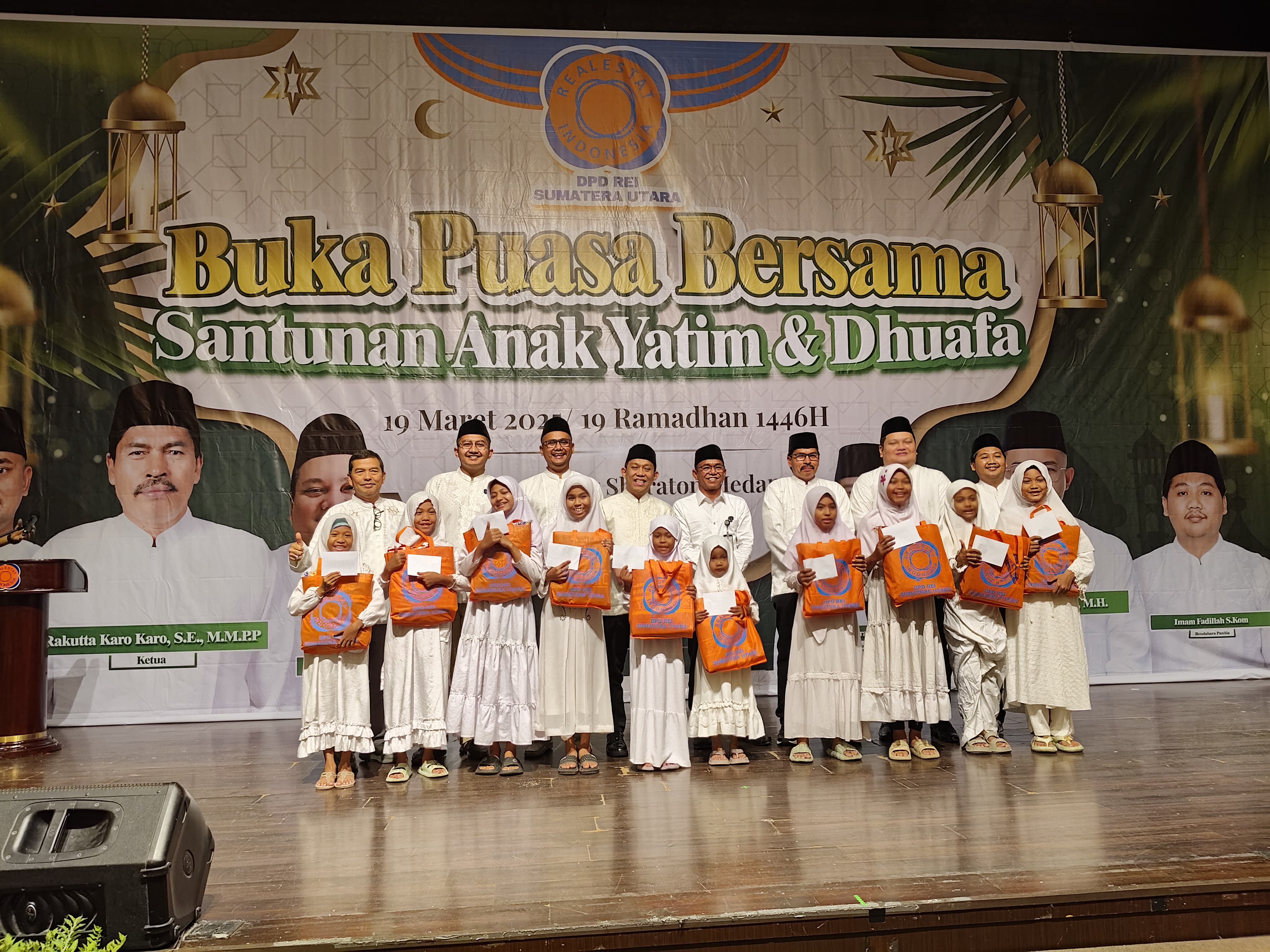 SANTUNAN: DPD REI Sumut saat memberikan santunan kepada anak yatim pada acara buka puasa bersama, Medan, Rabu (19/3/2025). (Dok: istimewa)