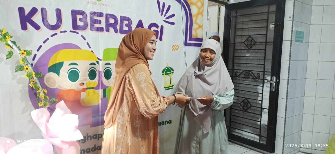 Ketua Srikandi Gerakan Istoqmah, Linda Chaniago menyerahkan sedekah kepada pengurus Sekolah Tahfidz Plus Khoiru Ummah Medan. ZULAIKA/SUMUT POS
