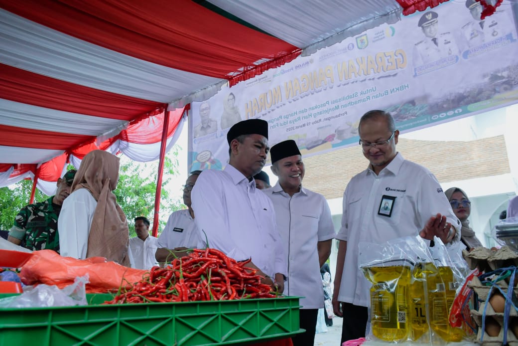 CEK: Bupati Sergai H Darma Wijaya didampingi Wabup Sergai Adlin Tambunan saat melakukan pengecekan gerakan pangan murah di Perbaungan. (FADLY/SUMUTPOS)