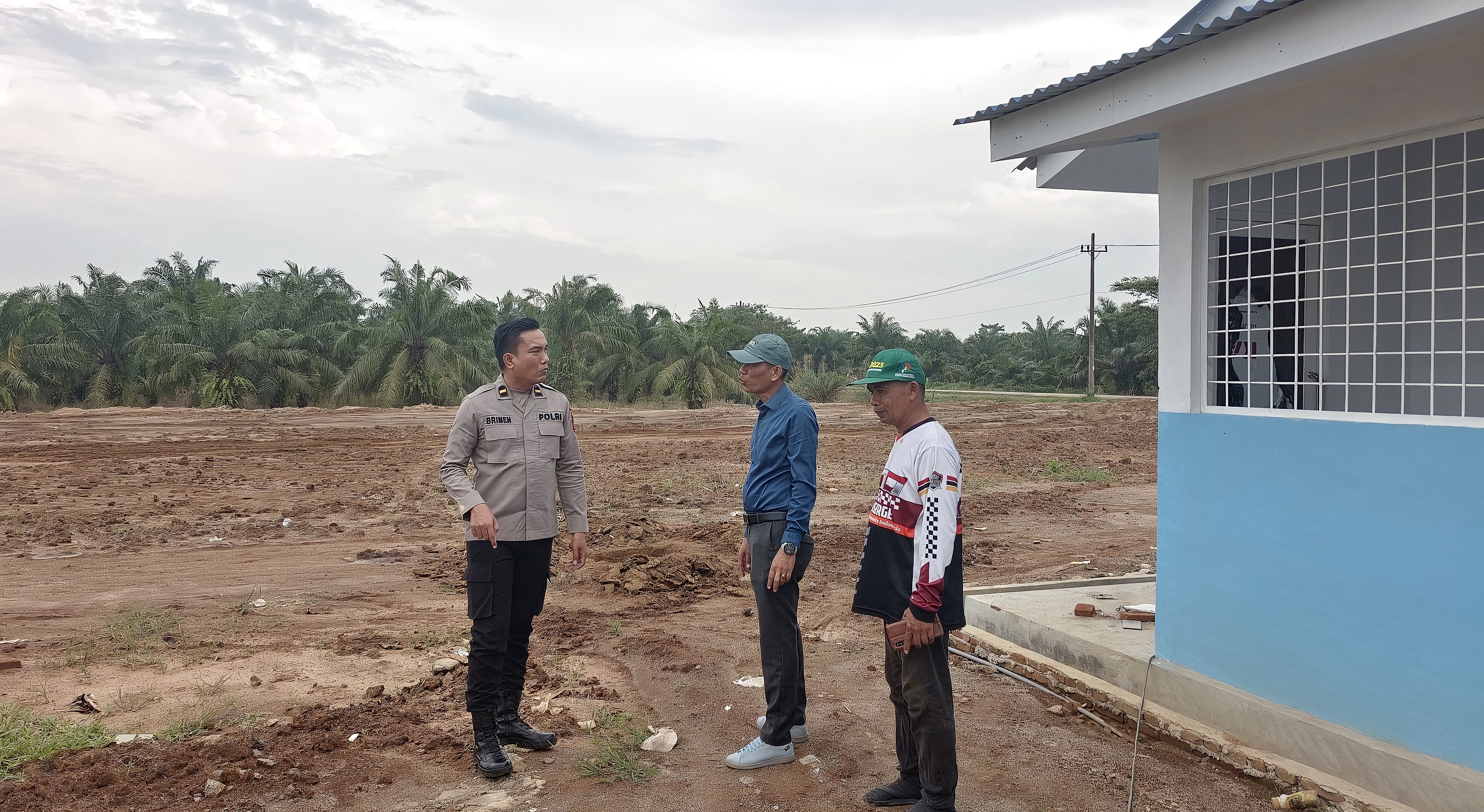 Perwakilan Polres Sergai, Ipda Brimen meninjau progres pembangunan  Satuan Pelayanan Pemenuhan Gizi (SPPG) Polri di Kabupaten Sergai. ISTIMEWA/SUMUT POS