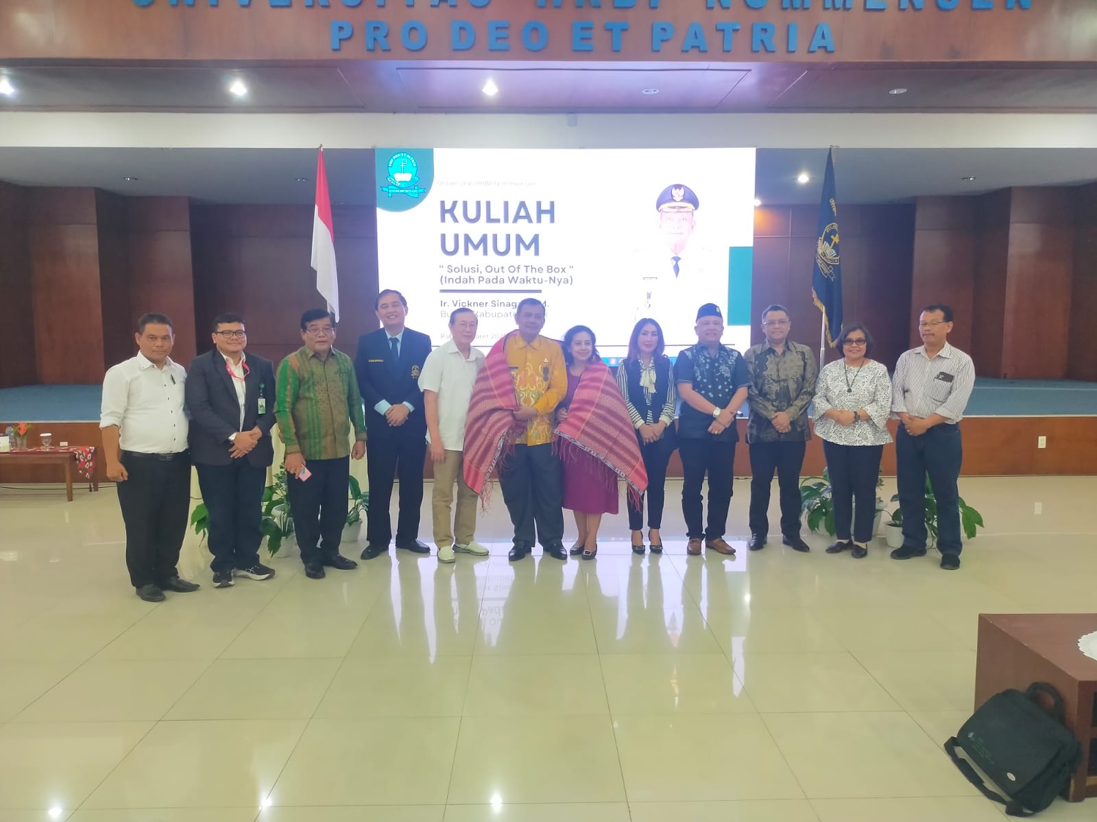 CINDERAMATA ULOS. Bupati Dairi, Vickner Sinaga didampingi Ketua TP PKK, Ny Lintong Rita boru Situmorang menerima cinderamata ulos yang disematkan Rektor Universitas HKBP Nomensen.