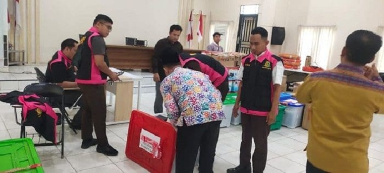 SITA: Kasi Pildsus Deby Rinaldi SH  di dampingi Kasi Intel Kejari Batubara saat lakukan pengeledahan  dan kumpulkan belasan  box yang diduga berisi  dokumen terkait dugaan korupsi. Liberti Haloho.