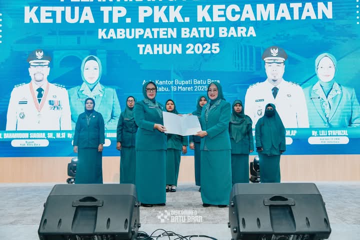 LANTIK: Ketua Tim Penggerak Pemberdayaan Keluarga (TP-PKK) Kabupaten Batubara, Henny Heridawaty Baharuddin melantik dan mengukuhkan 6 Ketua TP PKK,,Rabu (19/03/2025). Dok.Komimfo Batubara.