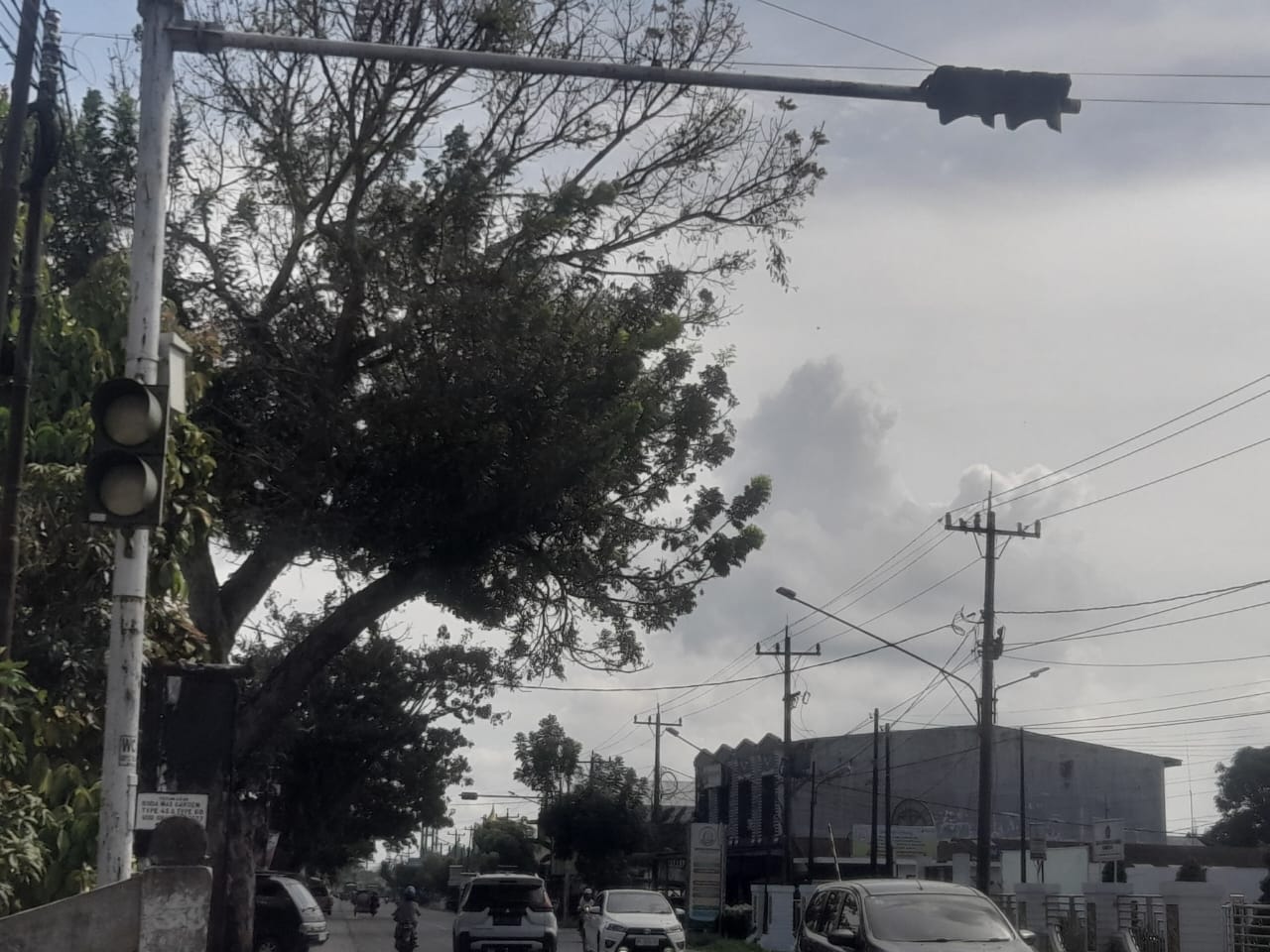 PADAM: Salah satu traffic light di Binjai yang kondisinya sudah lama padam. Istimewa/Sumut Pos