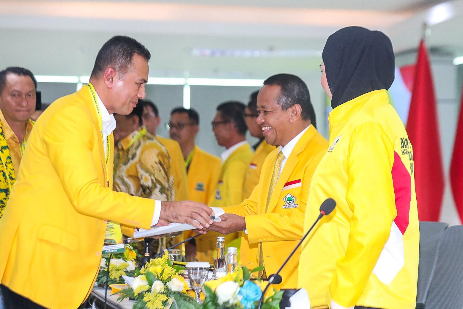 BERSALAMAN: Ketua DPD Golkar Sumut, Musa Rajeksha bersalaman dengan Ketua Umum Golkar, Bahlil Lahadalia. ISTIMEWA/SUMUT POS