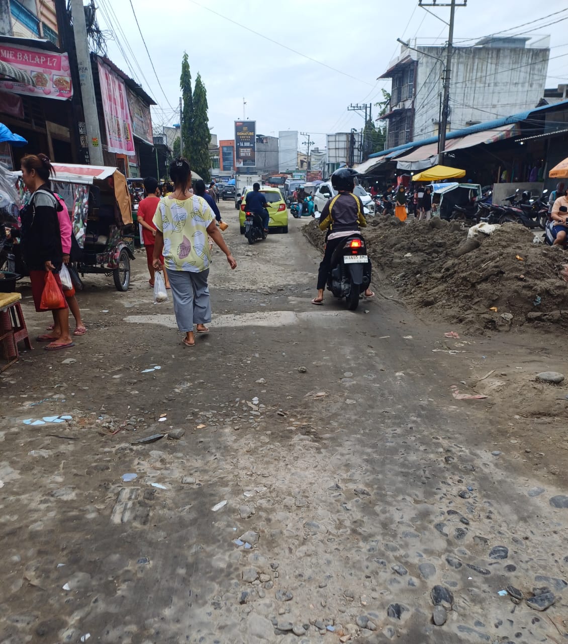 RUSAK: Kondisi Jalan Sunggal yang rusak akan segera diperbaiki usai libur Idul Fitri tahun ini. Foto (Markus Pasaribu/Sumut Pos) :