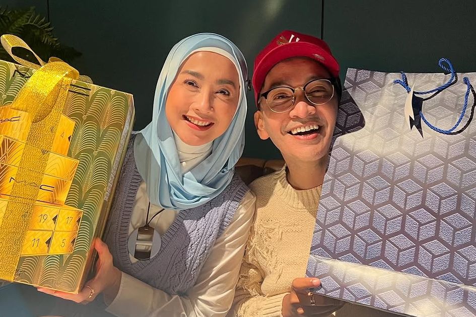 KADO: Desy Ratnasari dan Ruben Onsu saat tukaran kado. (Dok: instagram)