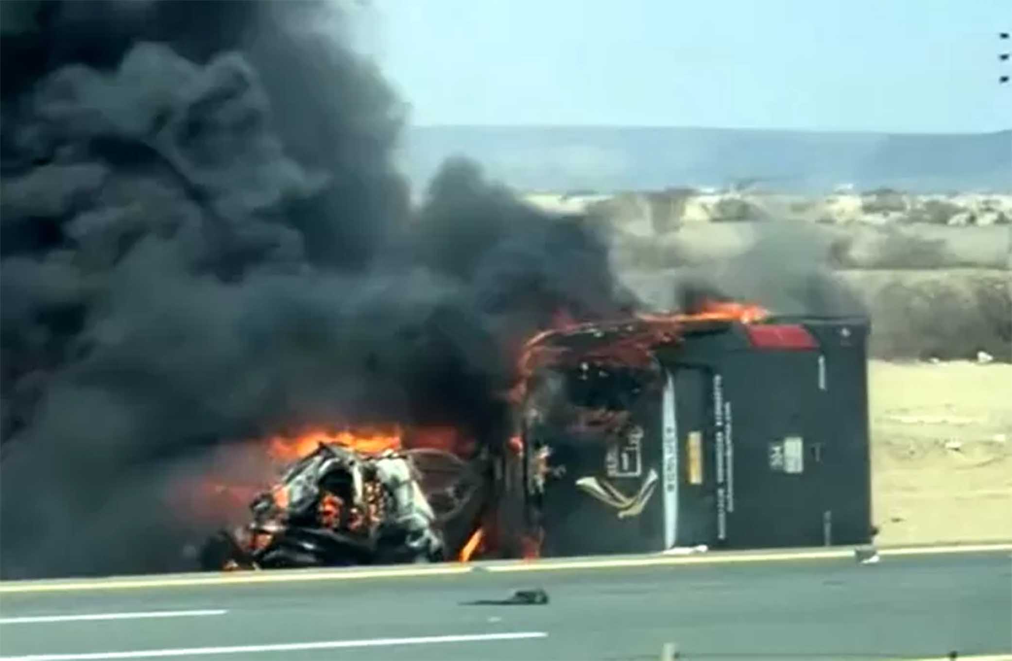 TEEBAKAR: Bus Jamaah umrah Indonesia terbalik dan terbakar di Arab Saudi, Kamis (19/3/2025). (Dok: tangkapan layar youtube).