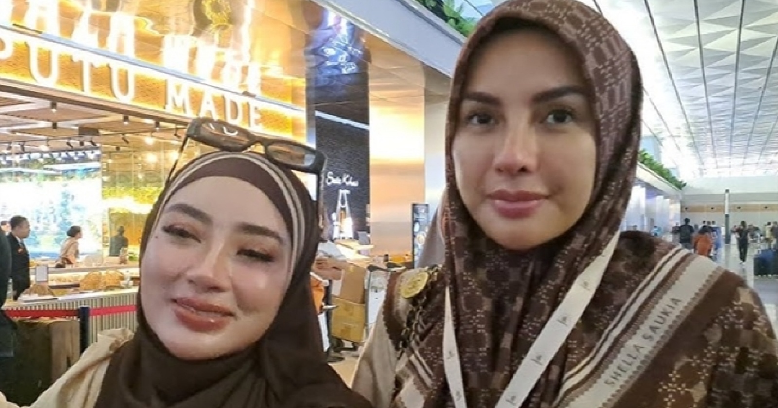 Shella Saukia dan Nikita Mirzani saat umrah bareng. (Dok: instagram)