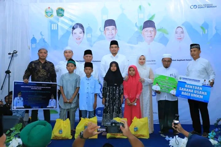 SIMBOLIS: Pemprov Sumut memberikan bantuan secara simbolis kepada warga dan BKM Masjid Al-Ikhlas saat penyelenggaraan safari Ramadan Pemrov Sumut, di Labura, Jumat (21/3). (Dok: Diskominfo Labura)