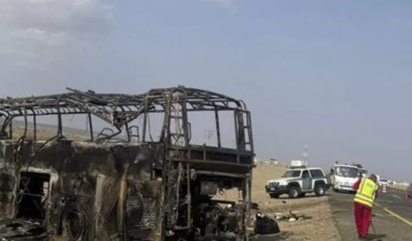 BUS: Penampakkan bus yang membawa jamaah umrah Indonesia terbakar di Aeab Saudi, Kamis (20/3/2025). (Dok: Kemenlu)