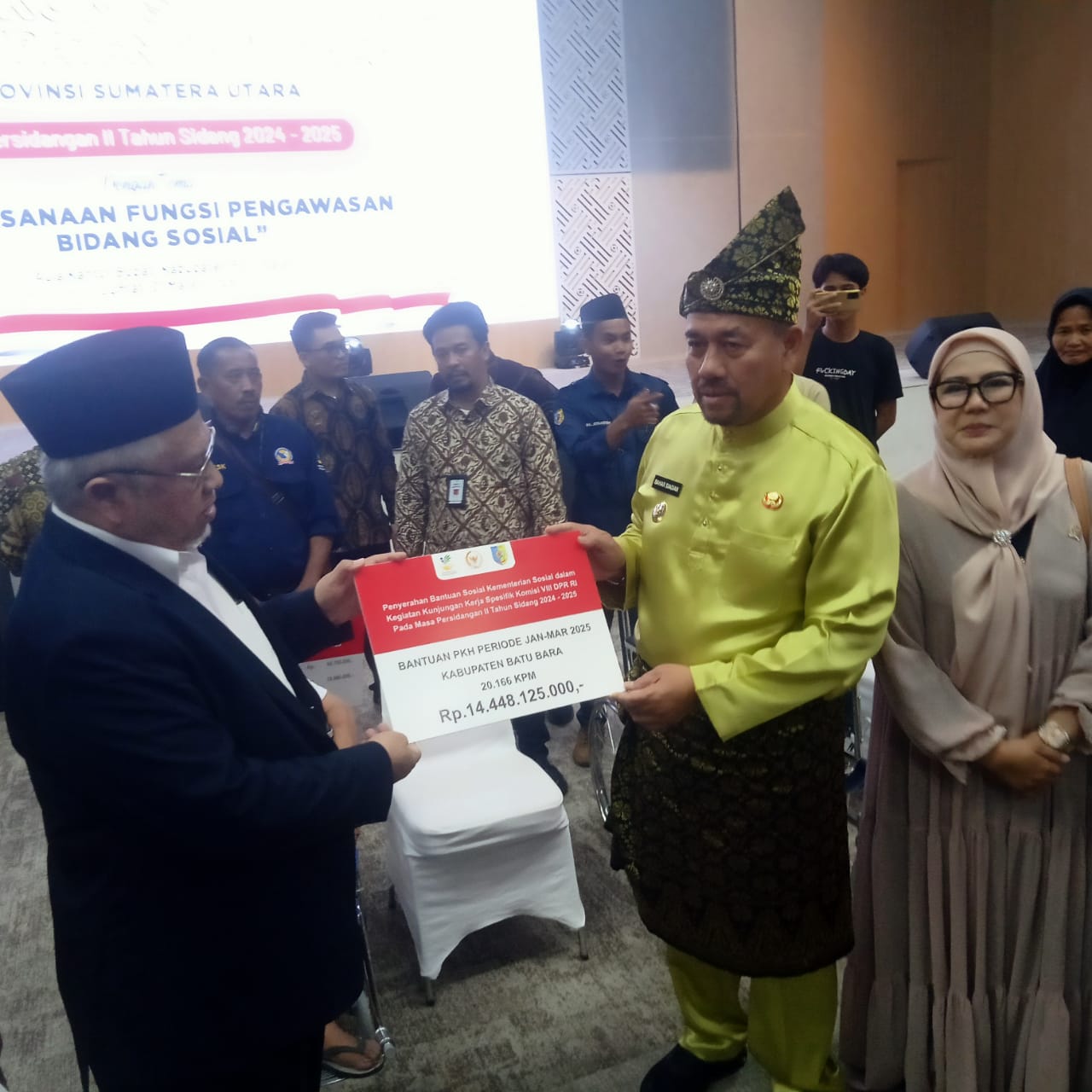 TERIMA: Bupati Batubara H Baharuddin Siagian dan  Wakil Syafrizal  saat menerima bantuan Sosial PKH dari Kementrian Sosial oleh Ketua Komisi VIII   DPR RI H Marwan  Dasopang, Jumat (21/3/2025).  Foto