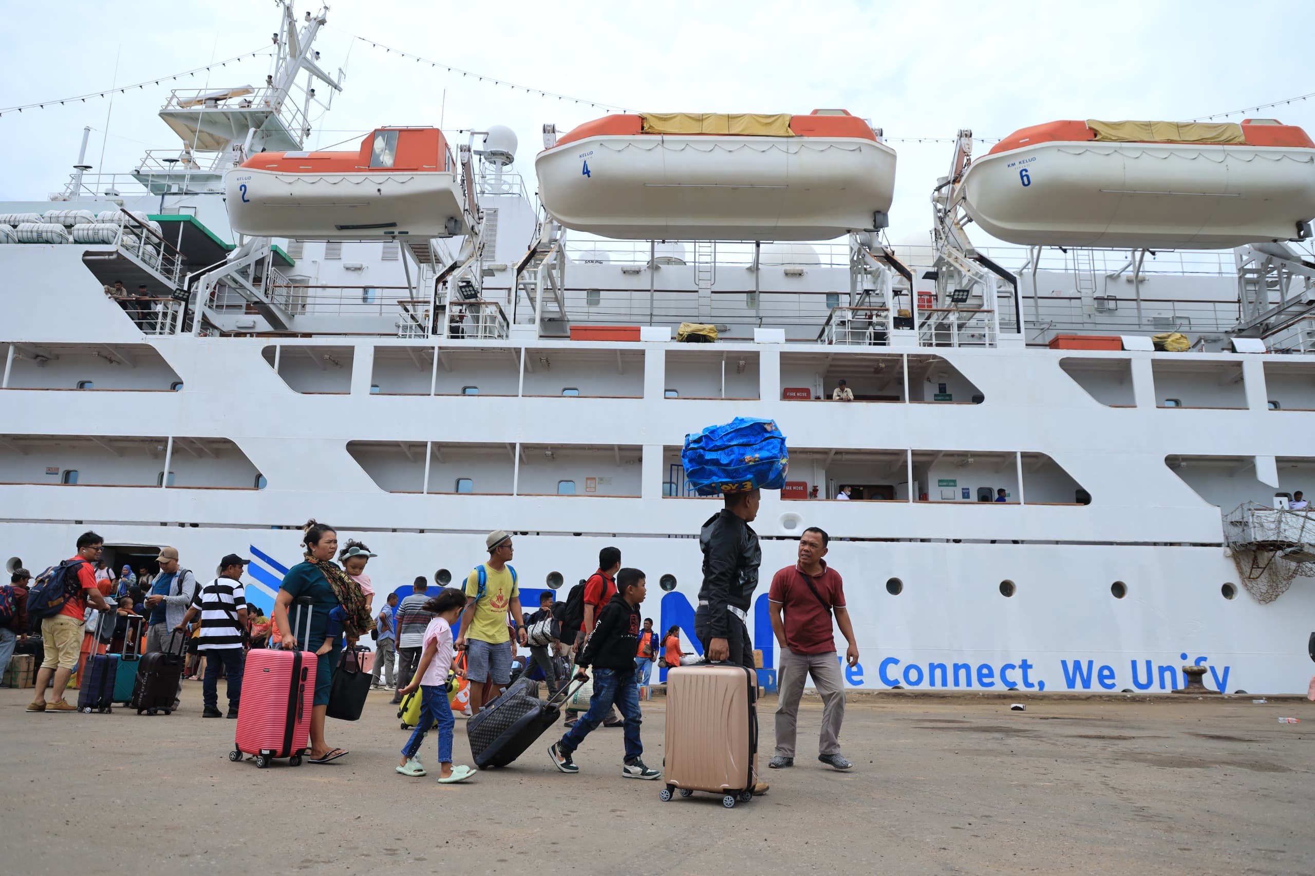 BERSANDAR: Kapal Pelni bersandar di Pelabuhan Belawan membawa para pemudik. IKHSAN/SUMUT POS