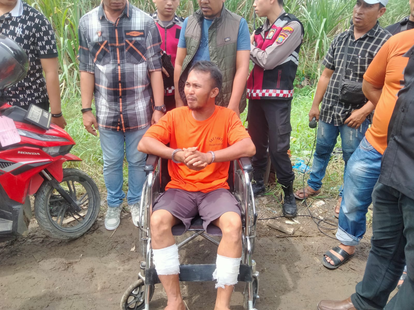 DITANGKAP: Polisi membawa Edi Subayu pelaku pembunuhan kekasihnya ke lokasi penemuan jasad korban, Sabtu (22/3/2025). (Ist)