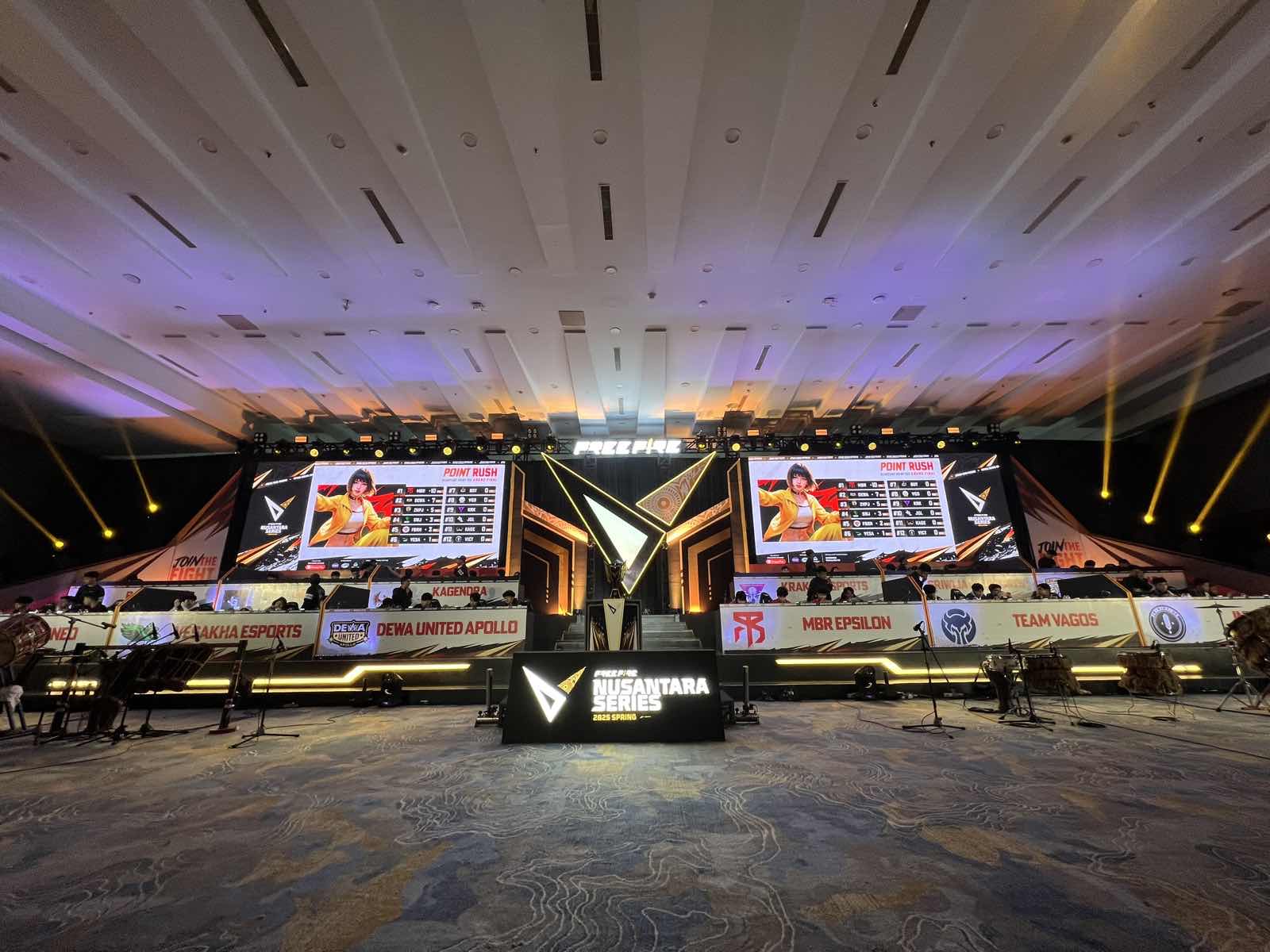 FINAL: Grand Final Free Fire Nusantara Series 2025 yang diadakan oleh Garena Indonesia dan Free Fire Indonesia, di Santika Premiere Dyandra Hotel & Convention, Minggu (23/5/2025). (Dok: Garena)