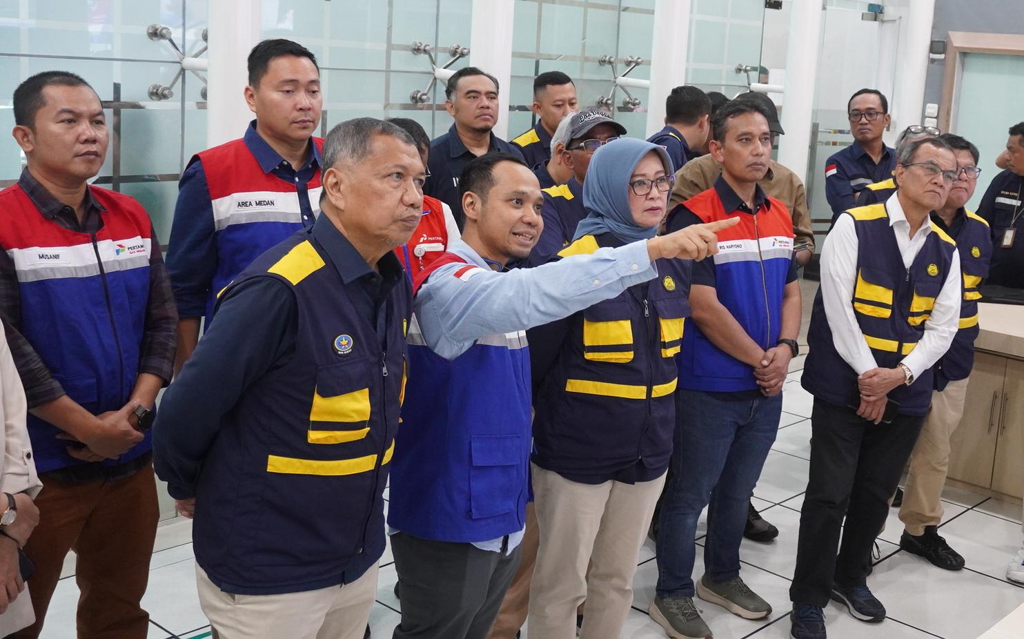 JELASKAN: GM Sales Region 1 PGN, Andi Sangga mendampingi Kepala BPH Migas, Erika Retnowati dan Dirjen Ketenagalistrikan, Jisman P Hutajulu di Control Room PGN, Medan, Minggu (23/3/2025). (Dok: PGN)