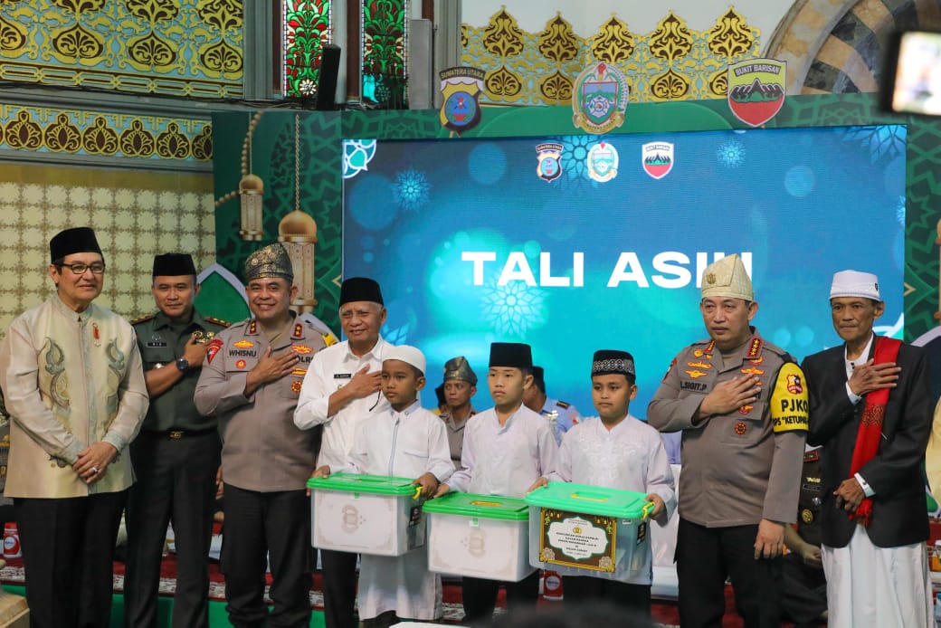 FOTO BERSAMA: Kapolri Jenderal Listyo Sigit Prabowo foto bersama Kapoldasu Irjen Pol Whisnu Hermawan Februanto dan Pangdam I/Bukit Barisan (BB), Mayjen TNI Rio Firdianto saat Safari Ramadan di Medan.