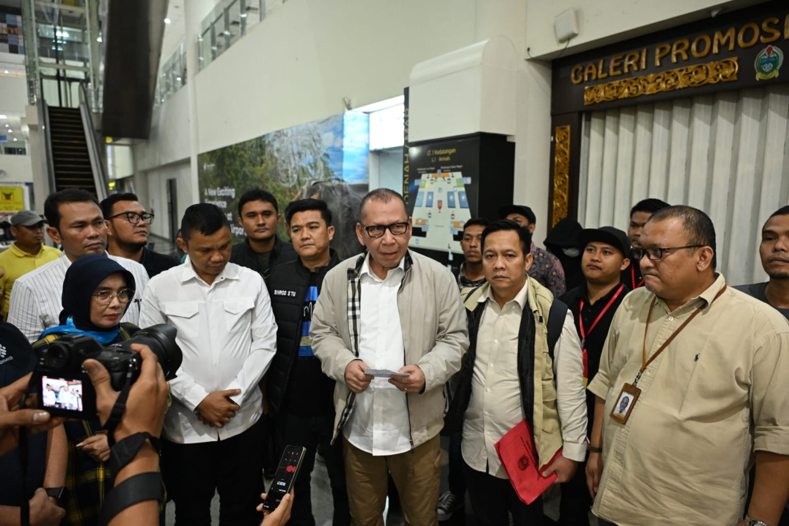 BERSAMA: Sekdaprov Sumut Effendy Pohan didampingi Kepala Badan Penghubung Provinsi Sumut Ichsanul Arifin Siregar bersama 33 orang korban TPPO  tiba di Bandara KNIA, Sabtu (22/3). ISTIMEWA/SUMUT POS