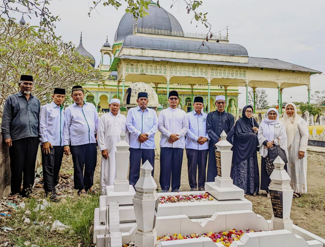 MILAD IPHI: Ziarah kubur yang dilaksakan PW IPHI Sumut di Pekuburan Azizi Tanjungpura. (ISTIMEWA/SUMUT POS)
