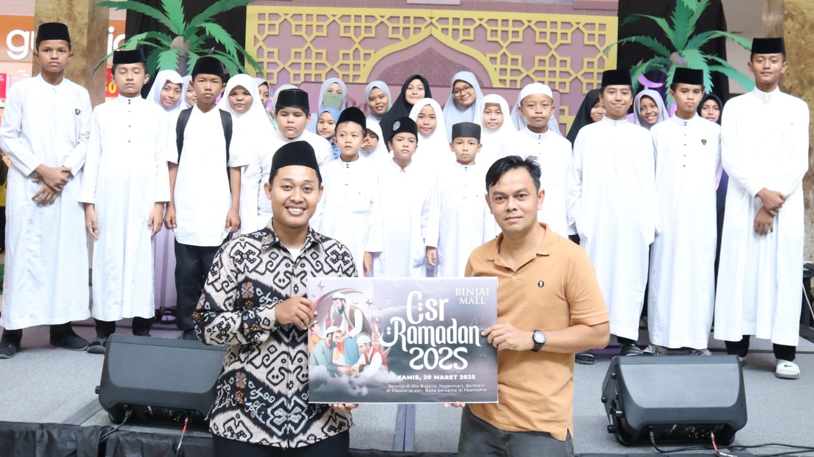 FOTO BERSAMA: Manejemen Binjai Mall foto Bersama dengan anak yatim saat menyalurkan CSR dalam program berbagi berkah Ramadan. Istimewa/Sumut Pos