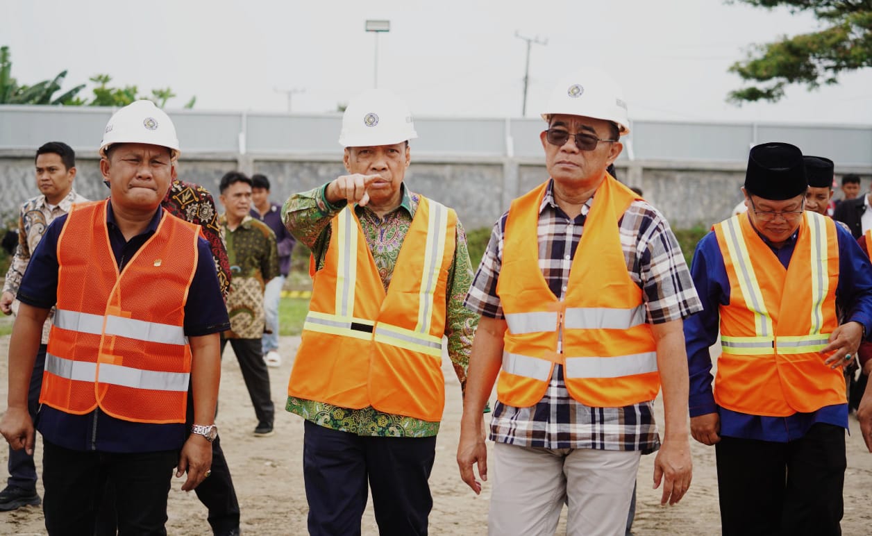TERPADU: Prof Dr Muhadjir Effendy MAP meninjau pembangunan  auditorium kampus terpadu UMSU,  Sabtu (22/3). ISTIMEWA/SUMUT POS