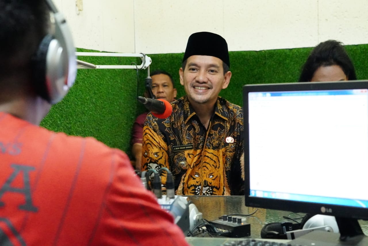 TALKSHOW : Wali Kota Tebingtinggi, Iman Irdian Saragih didampingi OPD terkait melakukan Talkshow di salah satu radio swasta di Kota Tebingtinggi. istimewa/sumut pos