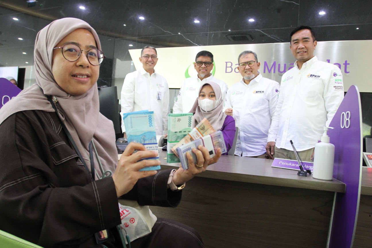 UANG: Board of Management PT Bank Muamalat Indonesia Tbk, Karno, Imam Teguh Saptono, Kukuh Rahardjo dan Dedy Suryadi Dharmawan menyaksikan nasabah saat menukar uang di Jakarta. (Dok: Bank Muamalat)