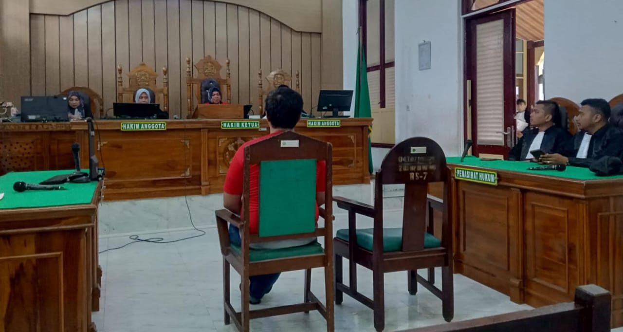 SIDANG PUTUSAN: Ketua OKP, Doli Hamonangan Manurung menjalani sidang putusan di PN Medan, Senin (24/3). AGUSMAN/SUMUT POS