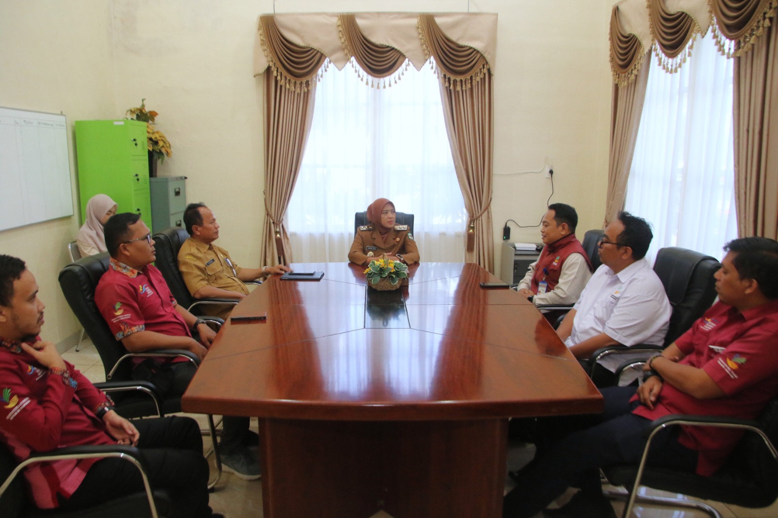 AUDIENSI: Plt Kadis Sosial Drs Resbon Sinaga MM bersama Pendamping Program Keluarga Harapan (PKH) beraudiensi dengan Wakil Walikota Siantar Herlina. FOTO:PRA EVASI/SUMUT POS