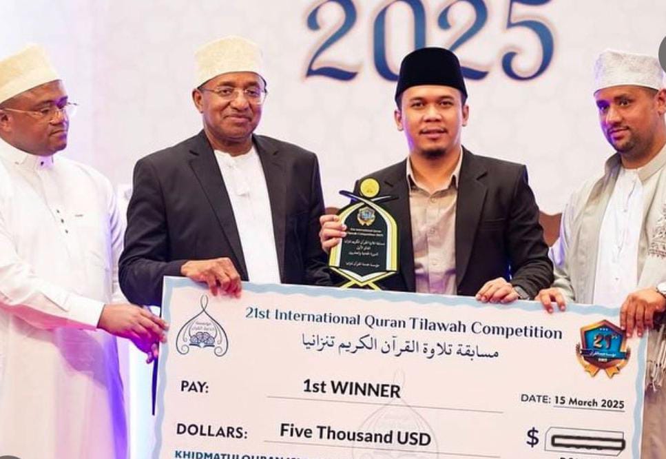 JUARA: Qori asal Kota Binjai, Ahmad Khairi Novandra saat menjadi juara pertama di kompetisi Al-Quran di Tanzania. (Istimewa/Sumut Pos)