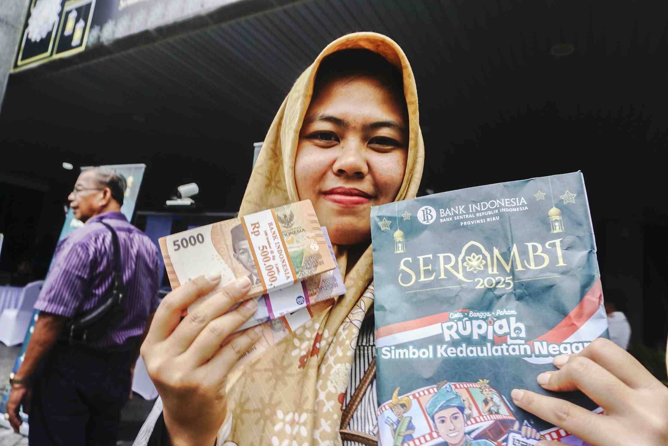 Seorang warga menukarkan uang untuk persiapan lebaran Idul Fitri. FOTO/RIAU POS.