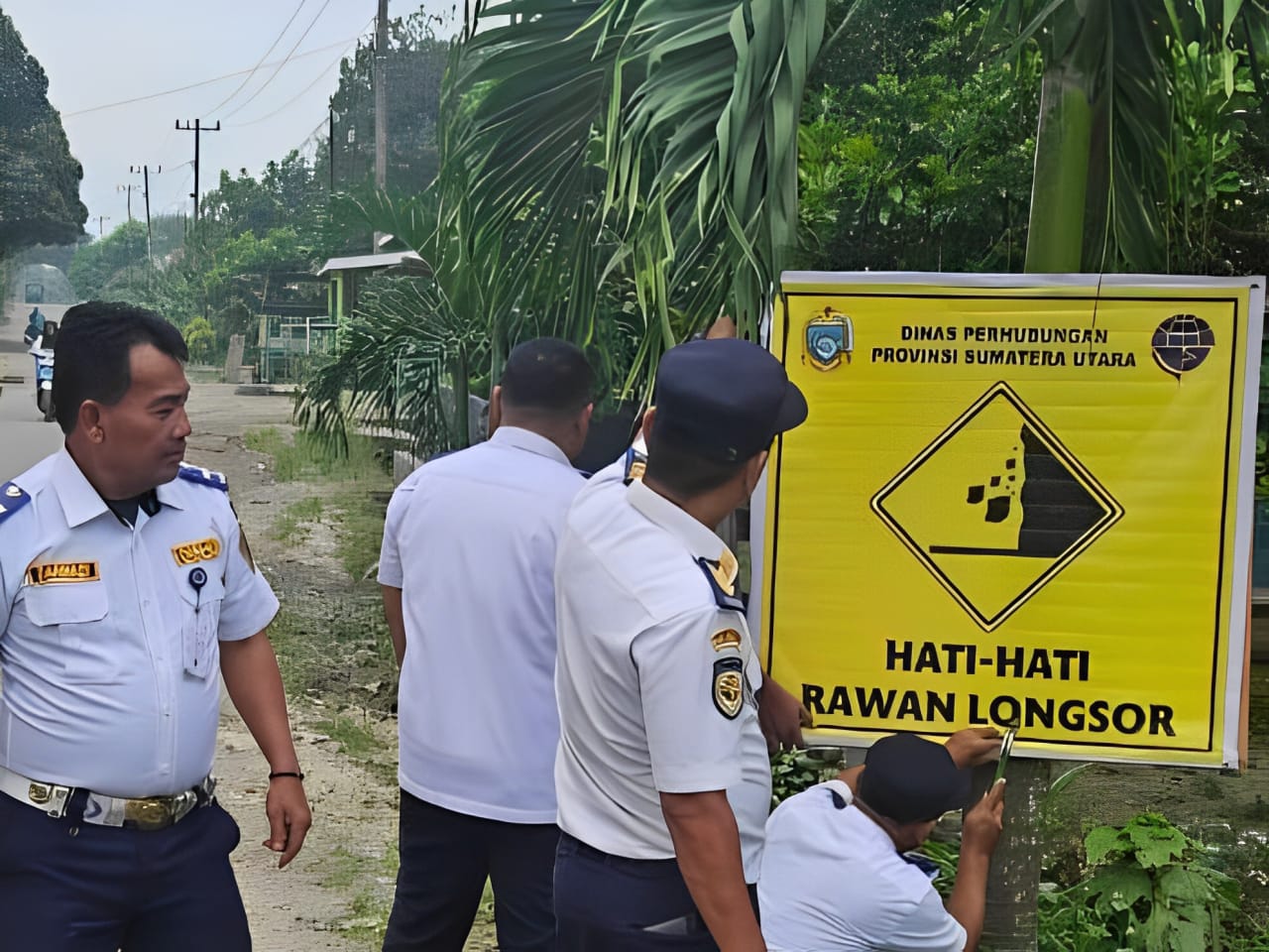 PASANG: Petugas Dishub Sumut melakukan pemasangan rambu rambu lalu lintas di beberapa titik rawan. ISTIMEWA/SUMUT POS