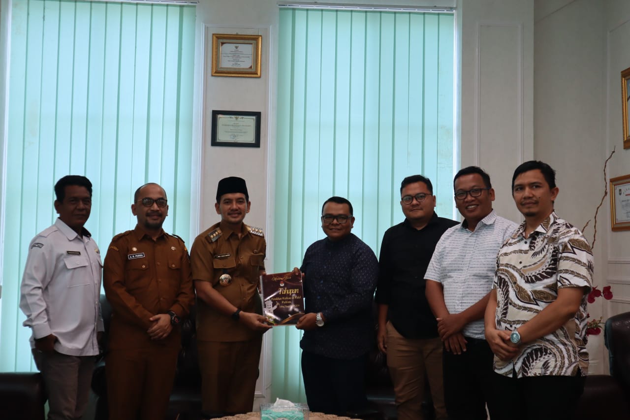 KEMBALIKAN: Wali Kota Tebingtinggi Iman Irdian Saragih ketika menerima KPU Kota Tebingtinggi diketuai Emil Sofyan dalam pengembalian hibah Pemko untuk Pelaksanaan Pilkada Kota Tebingtinggi tahun 2024.
