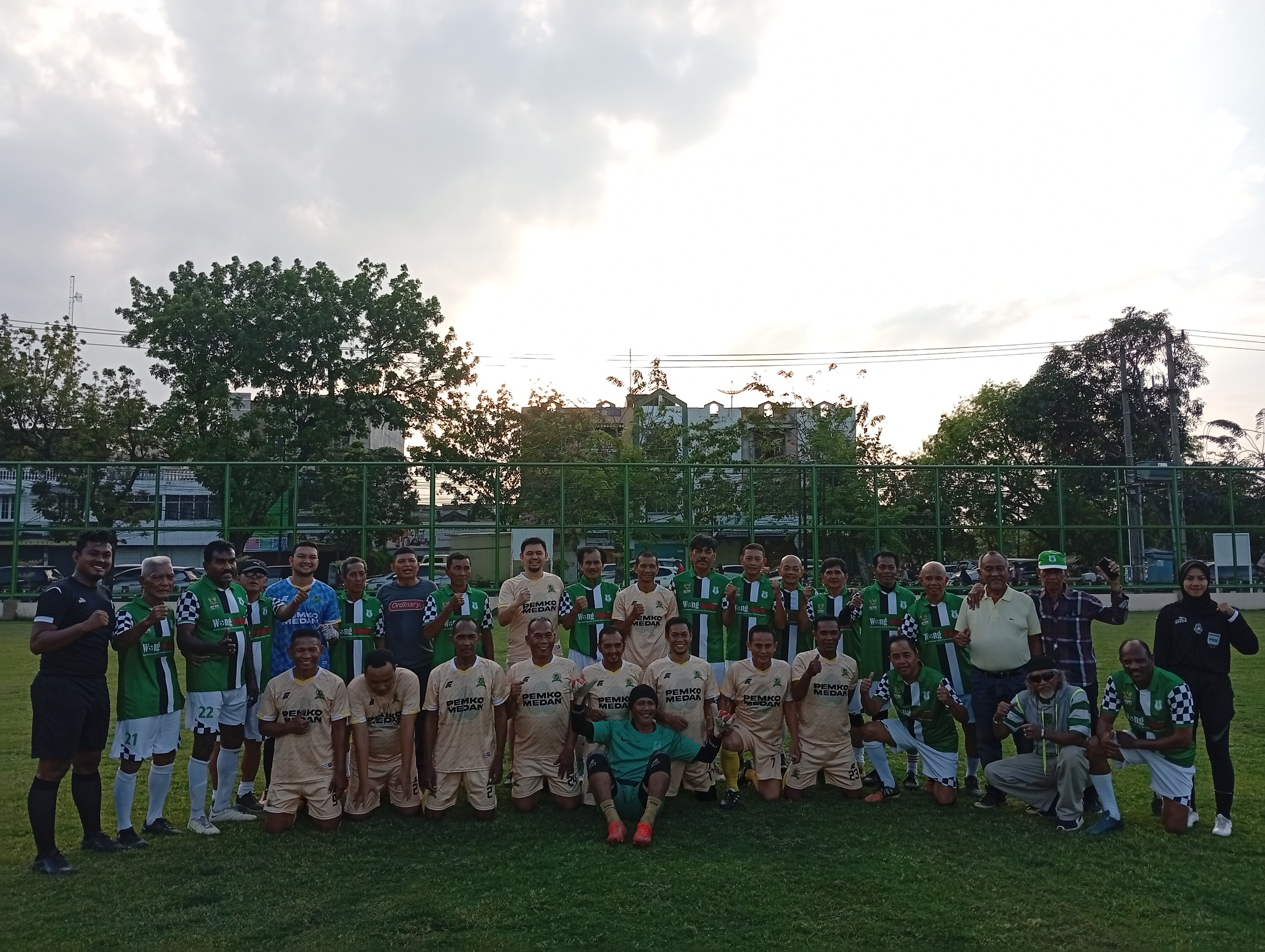 BERSAMA: Tim Pemko Medan bersama Mantan PSMS sebelum melakoni pertandingan persahabatan di Lapangan Gajah Mada, Jalan Krakatau, Selasa (25/3/2025). (Deking Sembiring)