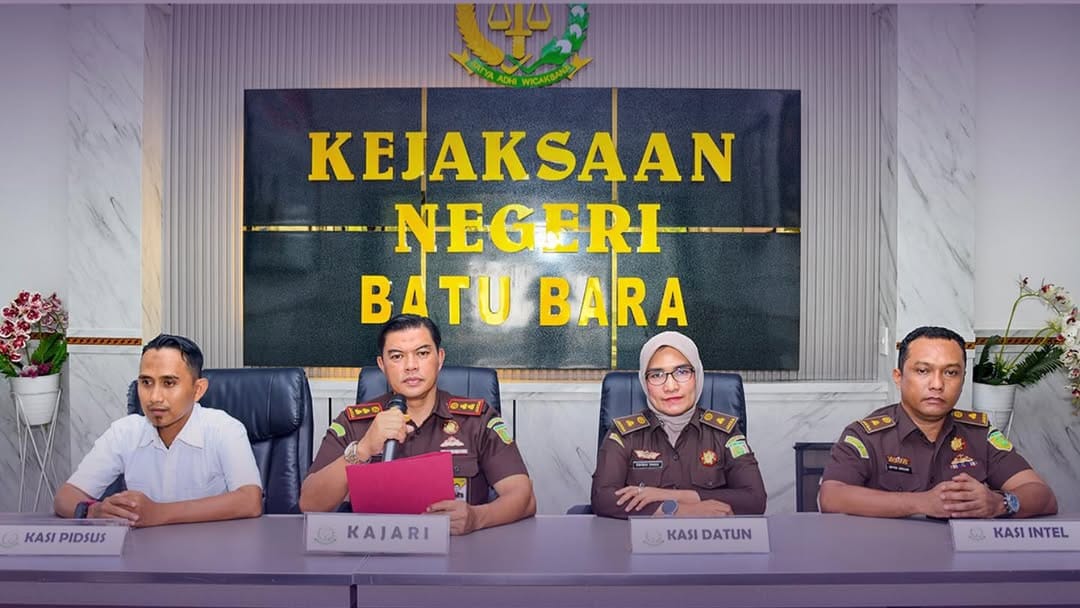 PEMAPARAN: Kasi Intel Kejari Sergai,  Oppon Siregar memaparkan penetapan kasus dugaan korupsi Pengadaan Software dan Tanki Septic.(LIBERTI SIHALOHO/SUMUT POS)