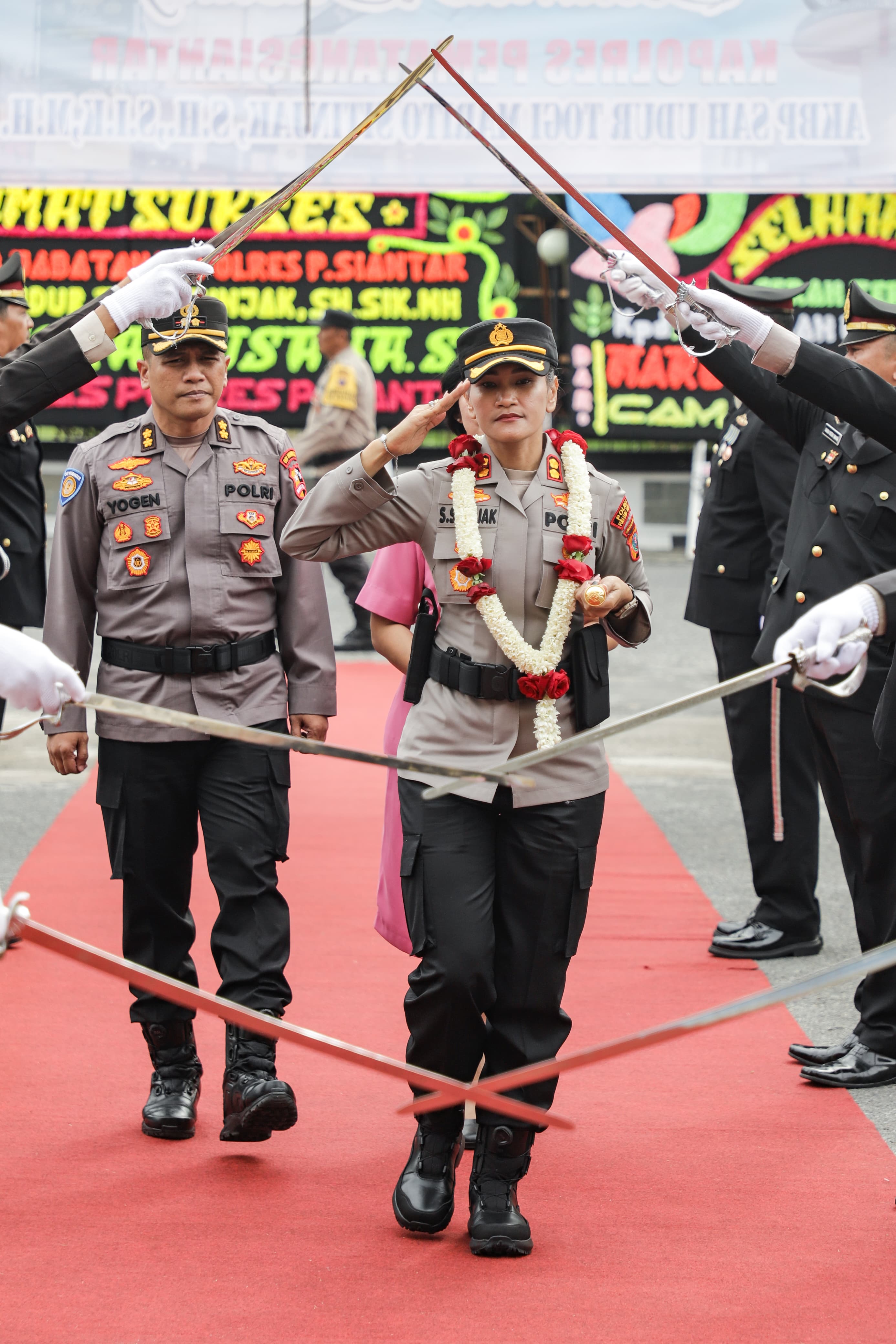 PEDANG PORA: Prosesi Pedangpora menyambut kedatangan Kapolres Siantar yang baru, AKBP Sah Udur Togi Marito Sitinjak SH SIK MH. PRA EVASI/SUMUTPOS