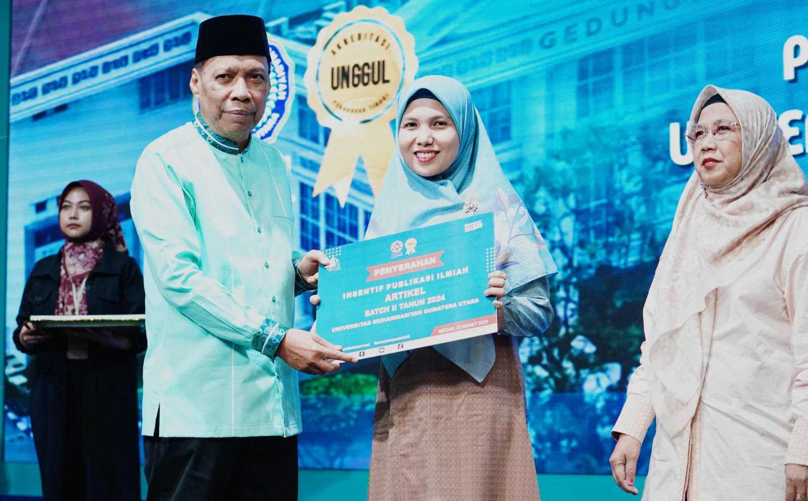 INSENTIF: Prof Dr Agusani MAP (kiri) menyerahkan insentif publikasi ilmiah dosen. (ISTIMEWA/SUMUT POS)