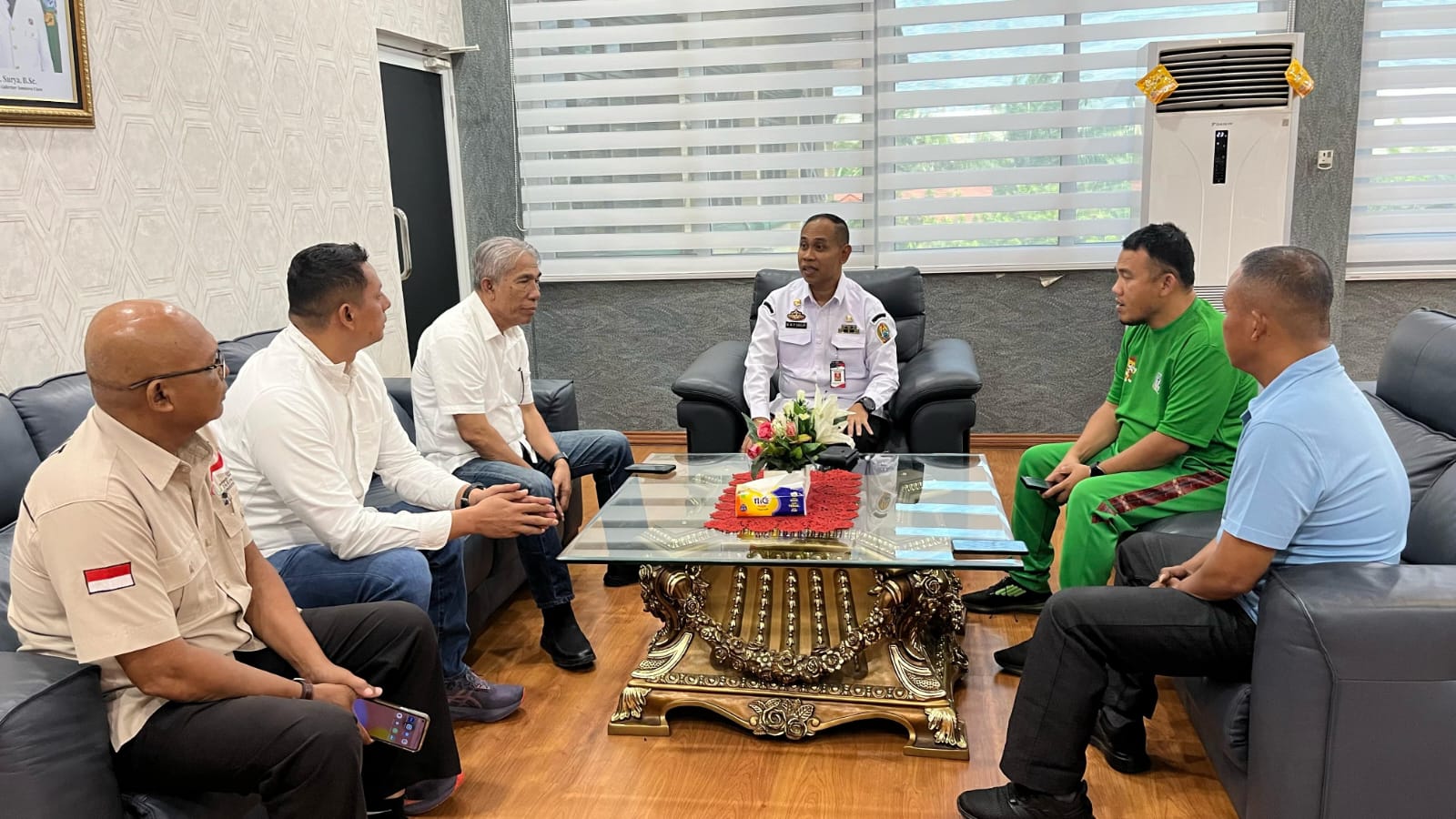 Kadispora Sumut M Mahfullah Daulay bersama Ketua Umum KONI Sumut John Ismadi Lubis dan Ketua NPC Sumut Alan Sastra Ginting. (Dok pribadi)