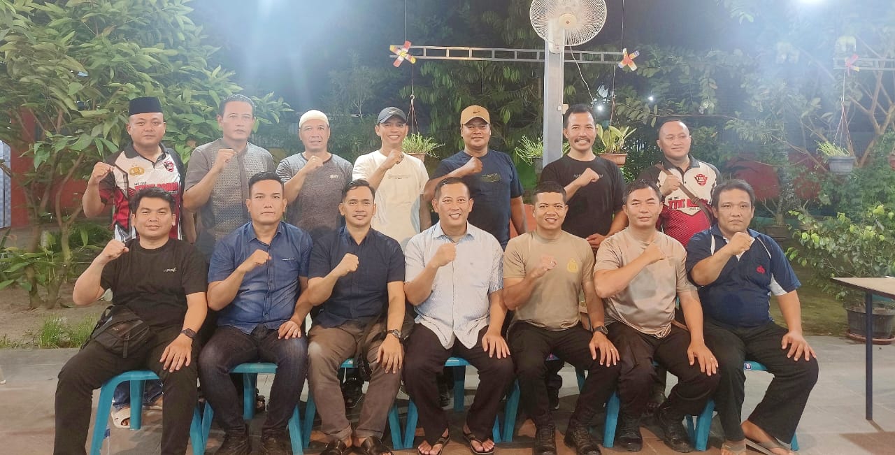 FOTO BERSAMA: Angkatan XIII Dikmaba Polri IKABA 2002 TTNT-Asade foto Bersama usai buka puasa. (FADLY/SUMUT POS)