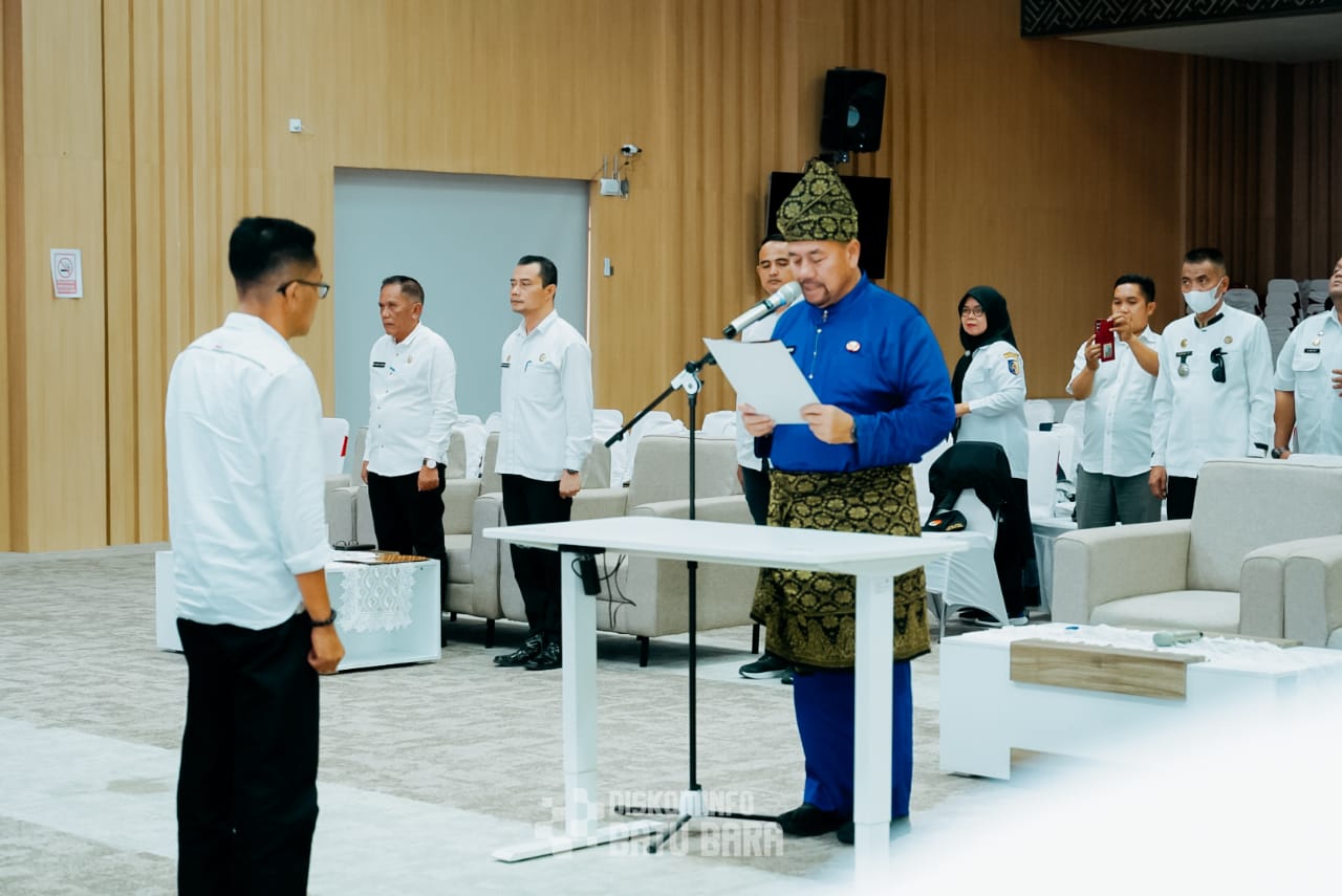 LANTIK: Bupati Batubara H Baharuddin Siagian saat  melantik Forum Kewaspadaan Dini Masyarakat (FKDM) Tingkat Kabupaten dan Kecamatan Periode 2025-2030, di aula  Kantor Bupati Batubara, Kecamatan Lima