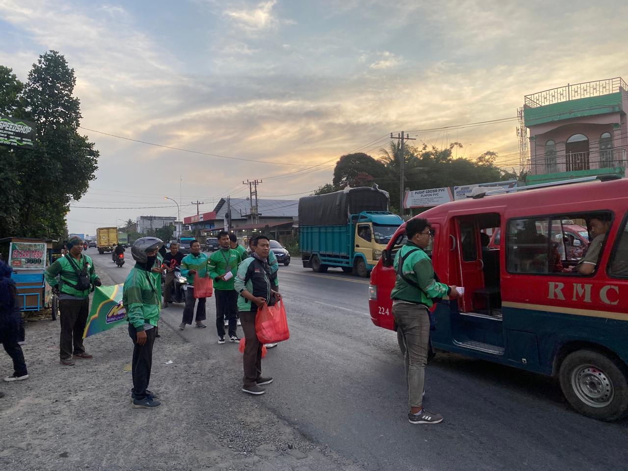 Pengemudi Grab membagikan takjil kepada pengguna jalan di Medan.(Humas Grab Indonesia)