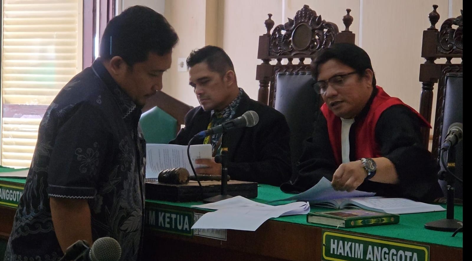 SERAHKAN: Suhardi Umar Tarigan SH selaku kuasa hukum Rahmadi (pemohon), menyerahkan bukti-bukti kepada hakim tunggal prapid PN Medan, Kamis (27/3). AGUSMAN/SUMUT POS