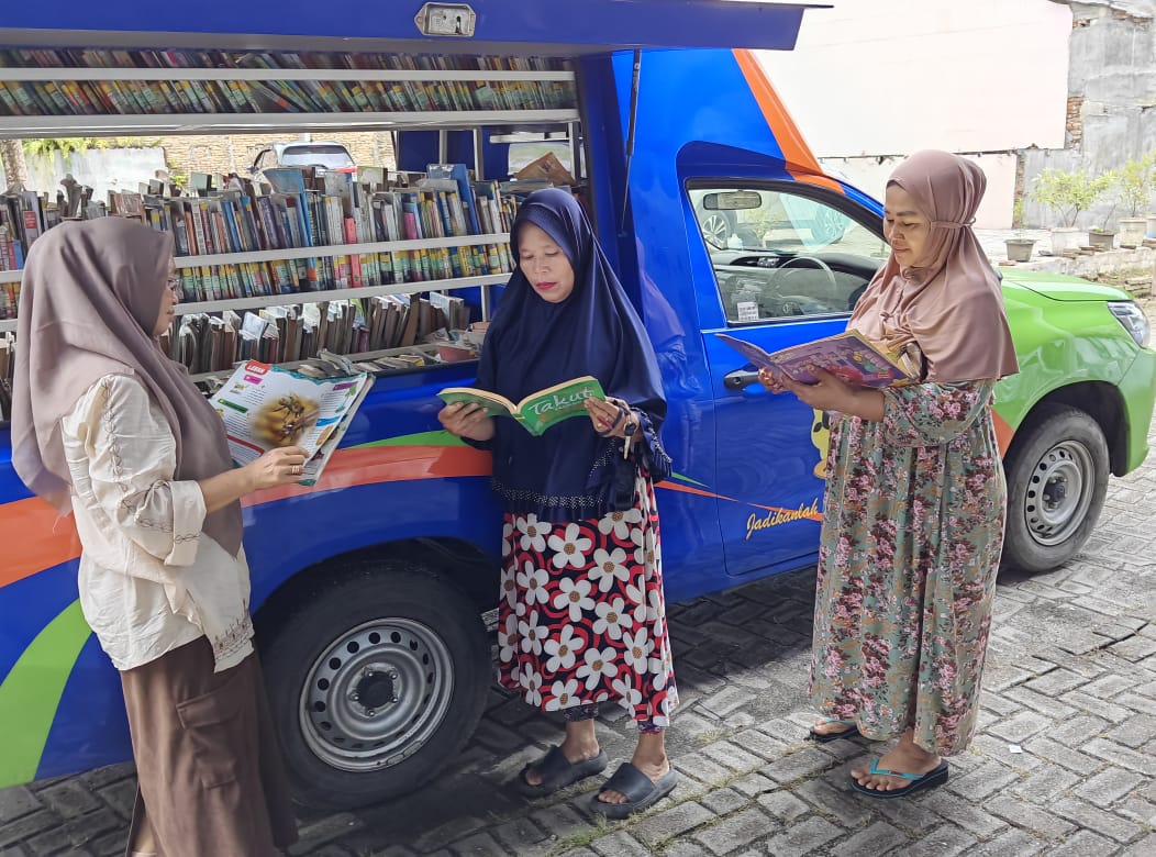 BACA BUKU: Ibu-ibu peserta serius  membaca buku yang disediakan pada acara