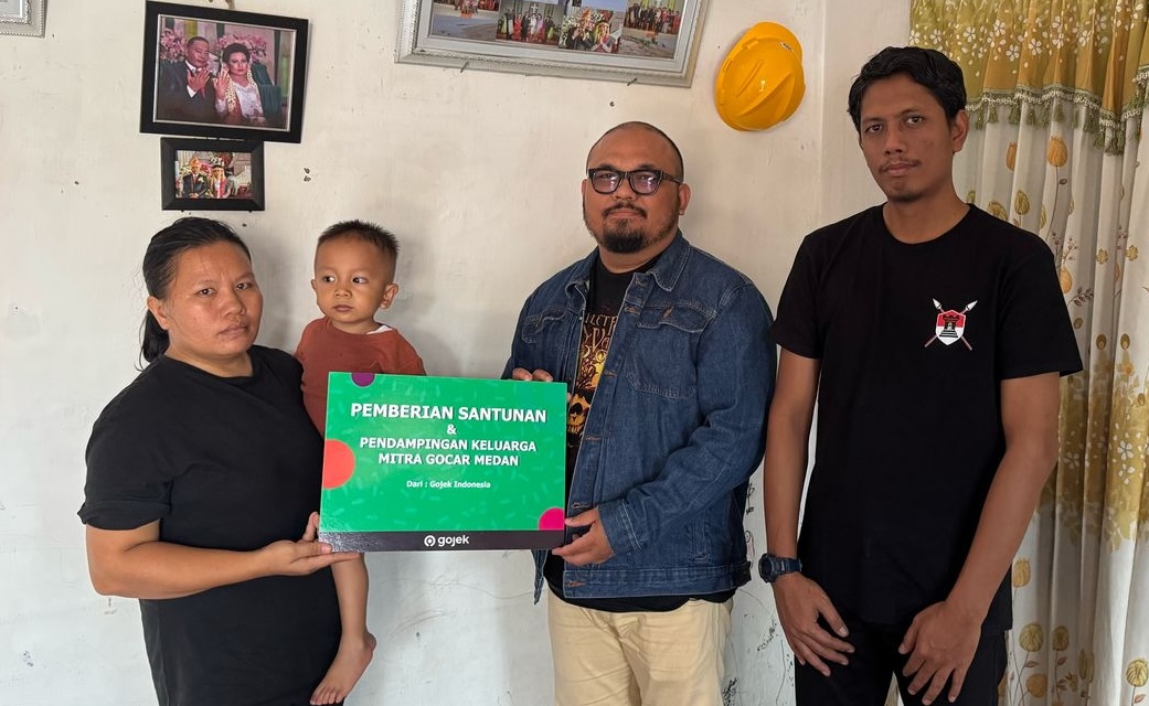 Gojek Medan memberikan santunan kematian dan pendampingan kepada Marcelina Tambunan, istri dari seorang mitra driver GoCar Medan (27/03). Gojek berkomitmen selalu mendampingi keluarga mitra.