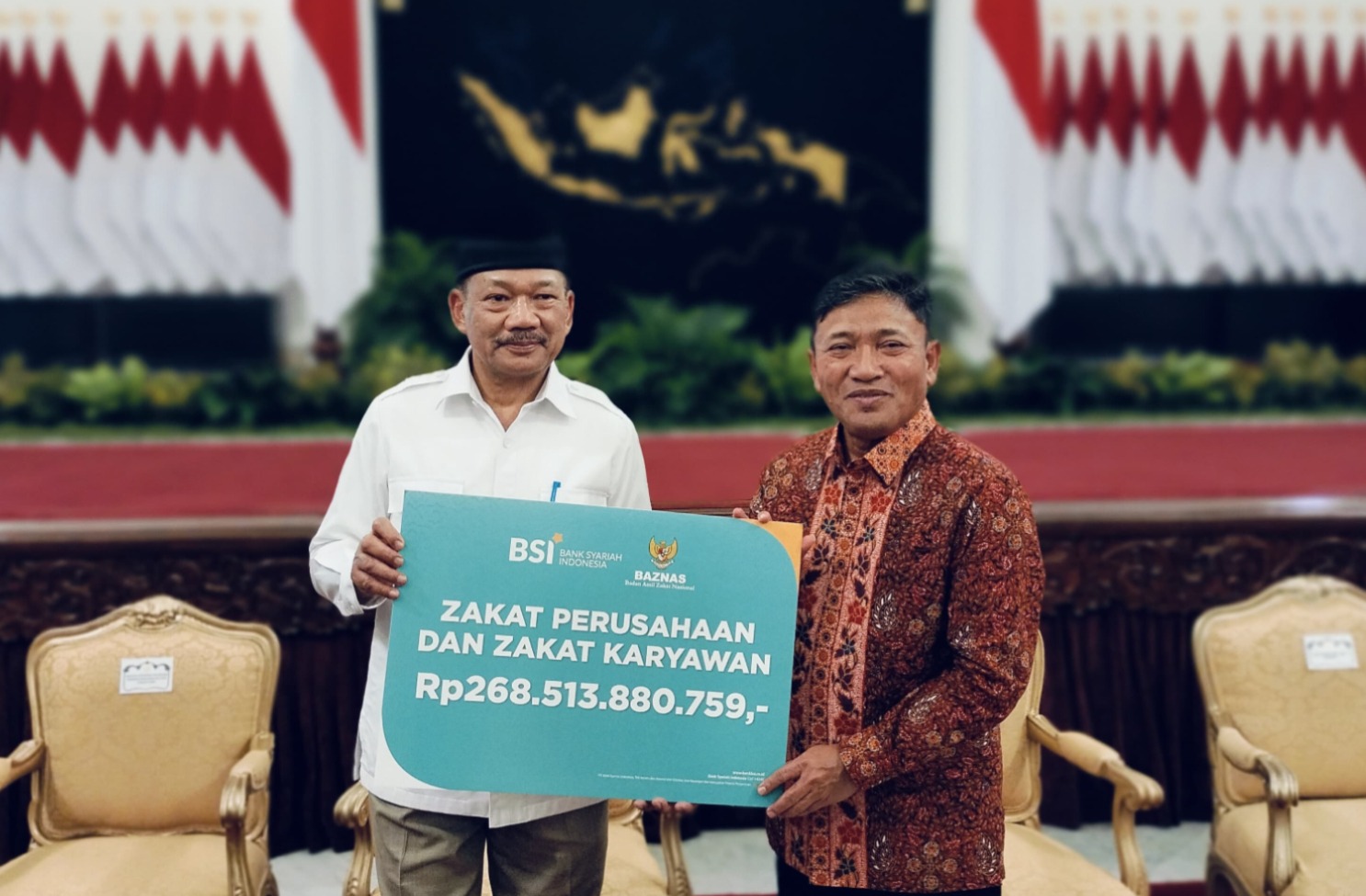 SERAHAKAN: Plt. Direktur Utama PT BSI Tbk Bob T. Ananta (kanan) menyerahkan secara simbolis zakat perusahaan BSI kepada Ketua Baznas RI Noor Achmad (kiri) di Istana Negara, Jakarta. ISTIMEWA/SUMUT POS